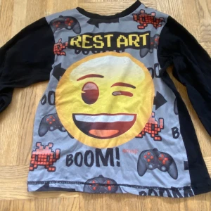 Tröja för barn med smiley - Barntröja för 8-9 år med en smiley på, okej skick men ett litet hål på ena axeln.