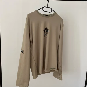 Y2K Tröja - Y/K Tröja från okänt märke, Aterris Age. Skönt polyester material.  Står XL i nacken men känns absolut som en M