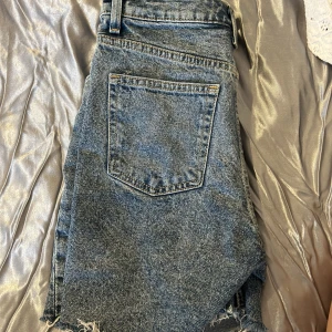 Jeans shorts  - Passar inte mig längre men dem är sparsamt använda 