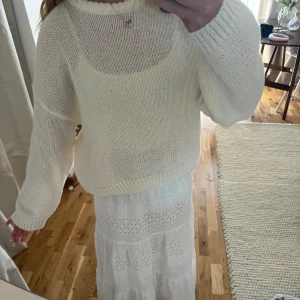 Vit stickad tröja - Bra skick och super fin vit stickadtröja till sommarkvällar🥰🥰