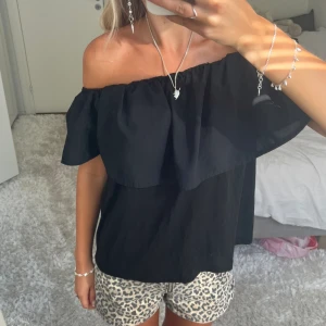 Svart off shoulder blus - Säljer denna svarta off shoulder topp. Har du någon fråga är det bara att höra av dig🫶🏻