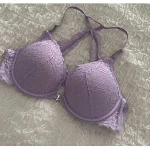Hunkemöller-bh - Hunkemöller bh som knappt är använd.  Modellen heter ”Vadderad bygel-bh med push -up Blaise-lila”  Den knäpps framtill, stl 85a, men passar en 80b också. Mjuk & skön.  Nypris: 419kr, slutsåld online. 