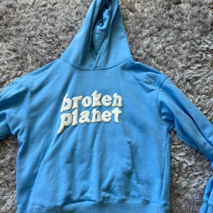 Broken planet hoodie - Säljer en oanvänd broken planet hoodie. Storlek M. Pris 600kr. Priset går att diskuteras vid snabbt köp.