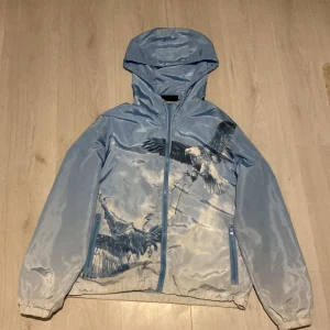 Trapstar windbreaker - Jätte bra och jätte bra kvalitet. Köpte den för 1600kr och säljer nu jätte billigt för endast 500kr hoppas ni köper och priset kan diskuteras👍