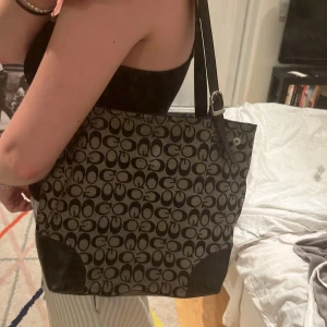 väska - jag vet inte riktigt vilket märke de är för de står ingenstans! använd gärna ”köp nu”❤️