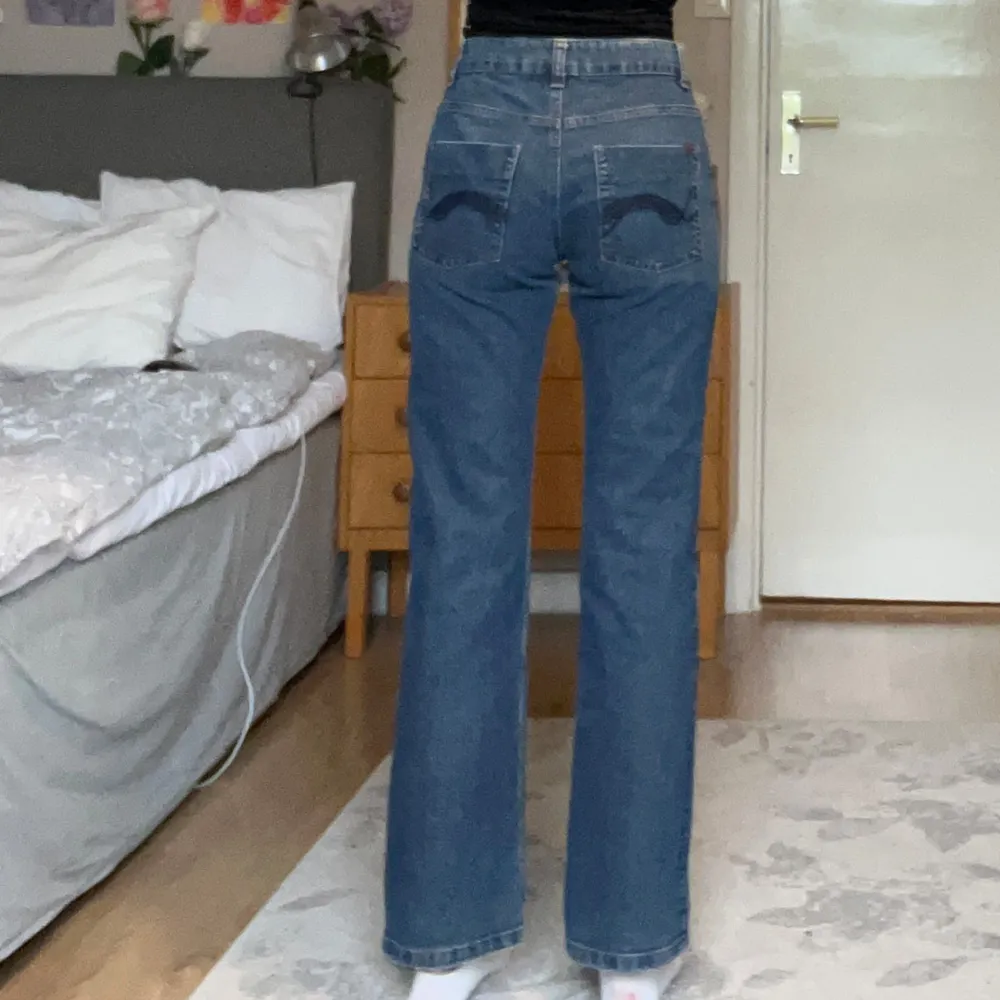 Mörkblåa lågmidjade jeans. Köpta secondhand men originellt från Vero Moda. Väldigt fint skick och jag själv har aldrig använda dem pga fel storlek. Storleken säger 36/32, men jag skulle säga att de är 34/32☺️ Raka i modellen och sitter tajt i rumpan!. Jeans & Byxor.
