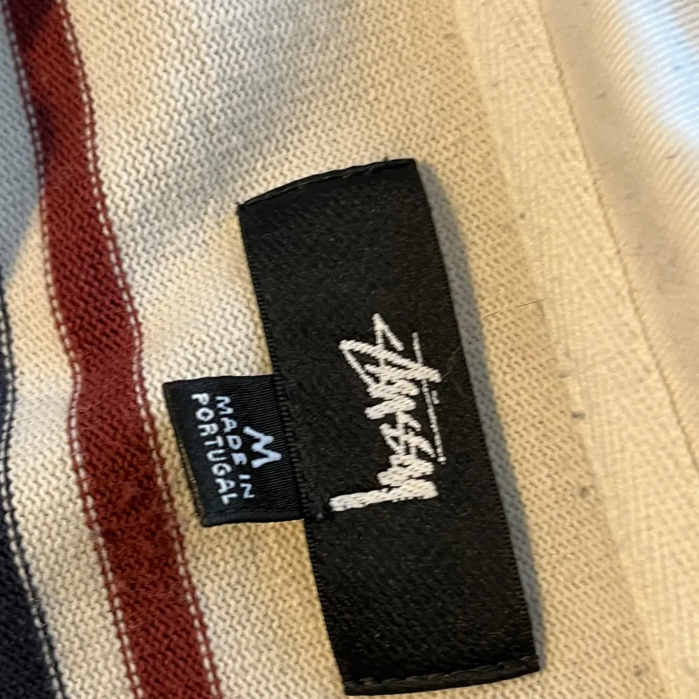 Säljer min stussy skjorta för den är inte MIN still. Den är i bra skick och har inte blivit använd så mycket bara ett par gånger. Den är i storlek M. 👍❤️Har du en fråga är det bara att fråga👍❤️ ❤️👍PRIS GÅR ATT DISKUTERAS 👍❤️. Tröjor & Koftor.