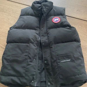 Canada goose väst  - Säljes då jag inte använder den 9/10 riktigt bra skick  Storlek S
