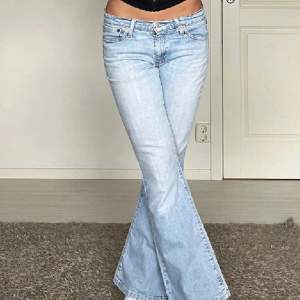 Så snygga ljusblå Levis jeans!! De är lågmidjade och passar perfekt nu till sommarn💗💗(lånade bilder). Midjemått(rätt över): 37 Innerbenslängd: 76 Skriv gärna om du har några frågor🫶🏼