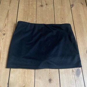 svart minikjol med inbyggd kjol - strl S💕