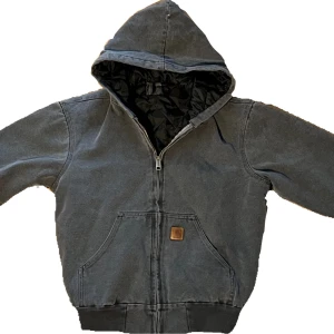 Carhartt avgivet jacka J40 - Säljer min carhartt jacka för den kommer inte användning längre och den kommer inte komma till användning. Den är i jätte bra skick. Storlek S men passar M skulle jag säga. ❤️om du har en fråga är de bara att fråga❤️ ❤️👍PRIS GÅR ATT DISKUTERAS 👍❤️