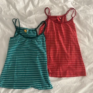 Randiga linnen💟 - Ett turkost och ett röd/rosa linne köpta secondhand☺️💕Passar storlek xxs-xs men är rätt så stretchiga!! 