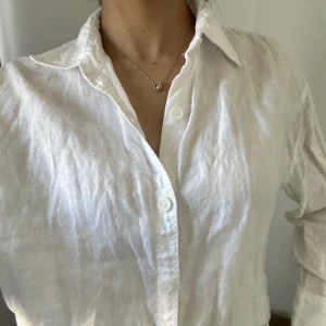 Linneskjorta från zara🤍 - Säljer en linneskjorta från zara🤍Sparsamt använd! Endast skrynklig på bilden🤭 