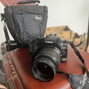 Canon 400D - Canon 400D med objektiv, laddare, batteri och minneskort.  Funkar perfekt men säljs då den inte längre används.
