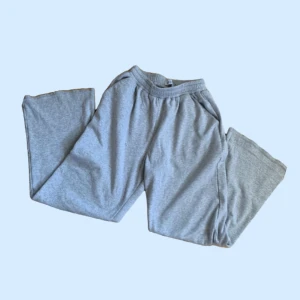 Sweatpants - Sweatpants från märket shekou. Tyget på insidan är jättemjukt och skönt (bild 2). Jag har tagit bort gummibanden som sitter vid benen, på bild 3 ser man hur det ser ut. Säljer då de är för små för mig.
