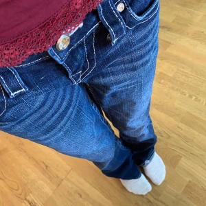 True religion jeans - Super fina true religion jeans med rhinestone knappar💗 köpta här på plick men passade tyvärr inte på mig. Jag är 155 och dem sitter löst på mig och är lite långa, byxornas modell är low waist och flare💗  Innerbensmått: 77cm Midjemått rakt över: 39cm