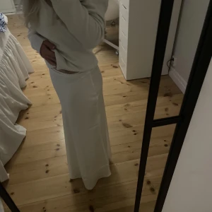 Vit satin kjol Zara - Hej! Jag säljer denna super fina satin kjolen i vitt. Den är köpt ifrån zara i storlek 34. Är själv 164 och i längden är den bra tycker jag. Säljer då den var för tajt för min smak upptill, stängs med dragkedja på sidan som inte syns. Lappen kvar.💞💞