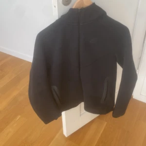 Nike tech svart  - Passar inte min stil längre försöker sälja om pris inte passar skriv till mig privat