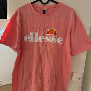 Ellesse tshirt  - Ellesse tshirt i peach färg 💗
