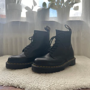 Oanvända Dr.Martens Kängor  - Dessa oanvända dr.martens kängor behöver ett nytt hem. Dem är i storlek 41 och nypris jag köpte dem för var 2400:- men jag säljer dem för 1100:-💗