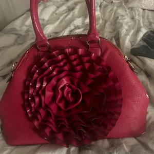 Väska - Tyvärr har väskan många slitningar, därav priset. Från märket Tom & Eva Paris. Ser väldigt vintage och speciell ut. Lite osäker på om jag ska sälja, skriv vid intresse!❤️❤️