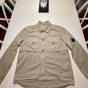 CP Company  - Tja! Säljer nu min feta CP Company Skjorta/Overshirt i storlek S, den är i fint skick, köpt från Johnells, priset är hugget i sten, skriv om ni har några funderingar 