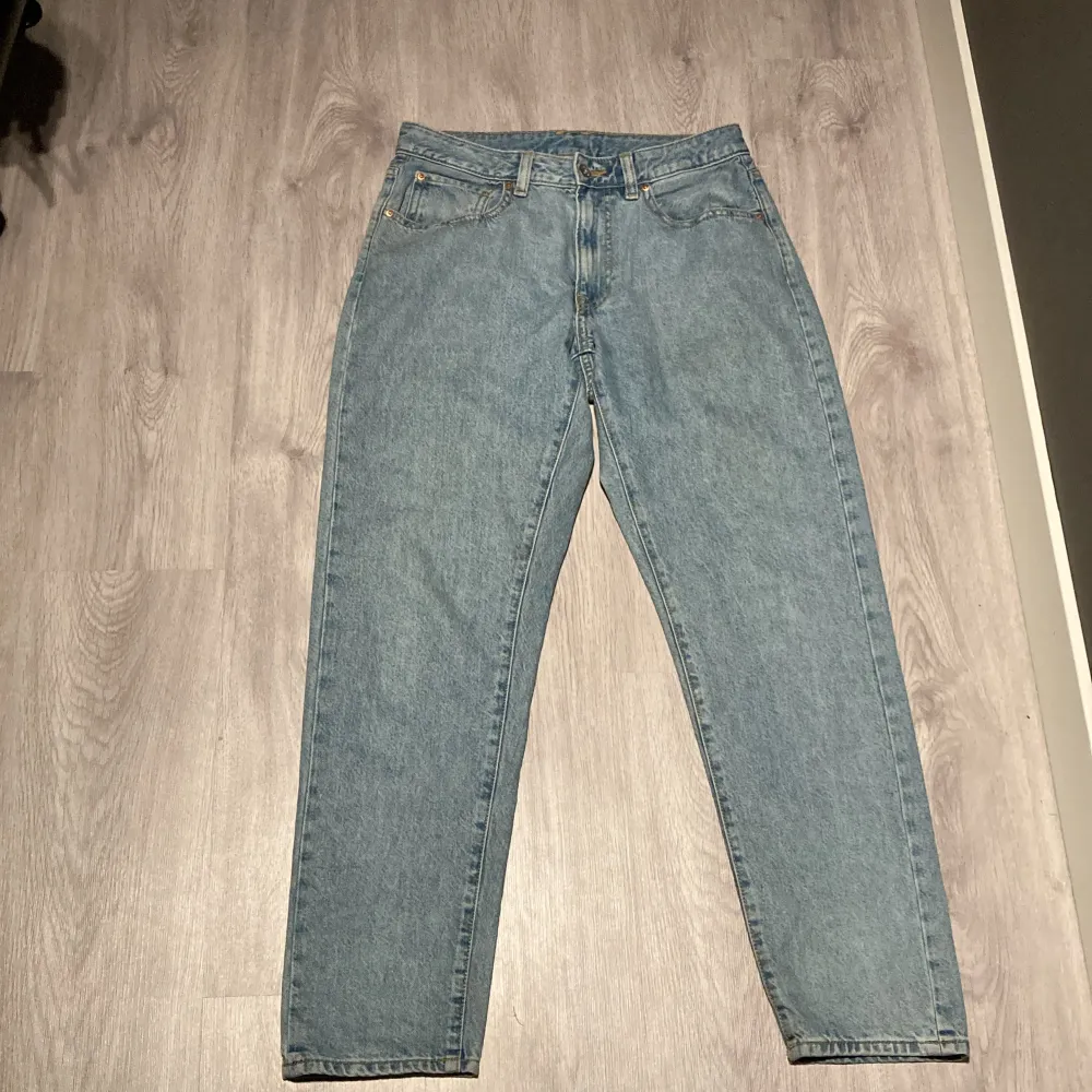 Ljusblå jeans i storlek S Toppen skick Skriv innan köper Skriv för mer information  Nypris: 700kr. Jeans & Byxor.