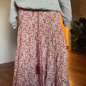 Långkjol zara - säljer denna superfina långkjolen från zara i ett jättefint tyg. Kjolen har knappt blivit använd å är j superbra skick. köptes för 500 å ja säljer den just nu för 350, men kan sänka priset vid snabbt köp! Storlek S men passar även M ❤️