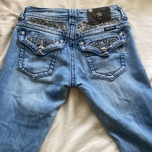 Miss me jeans  - Ett par lågmidjade miss me jeans i storlek 26. Dem är i stylen straight.