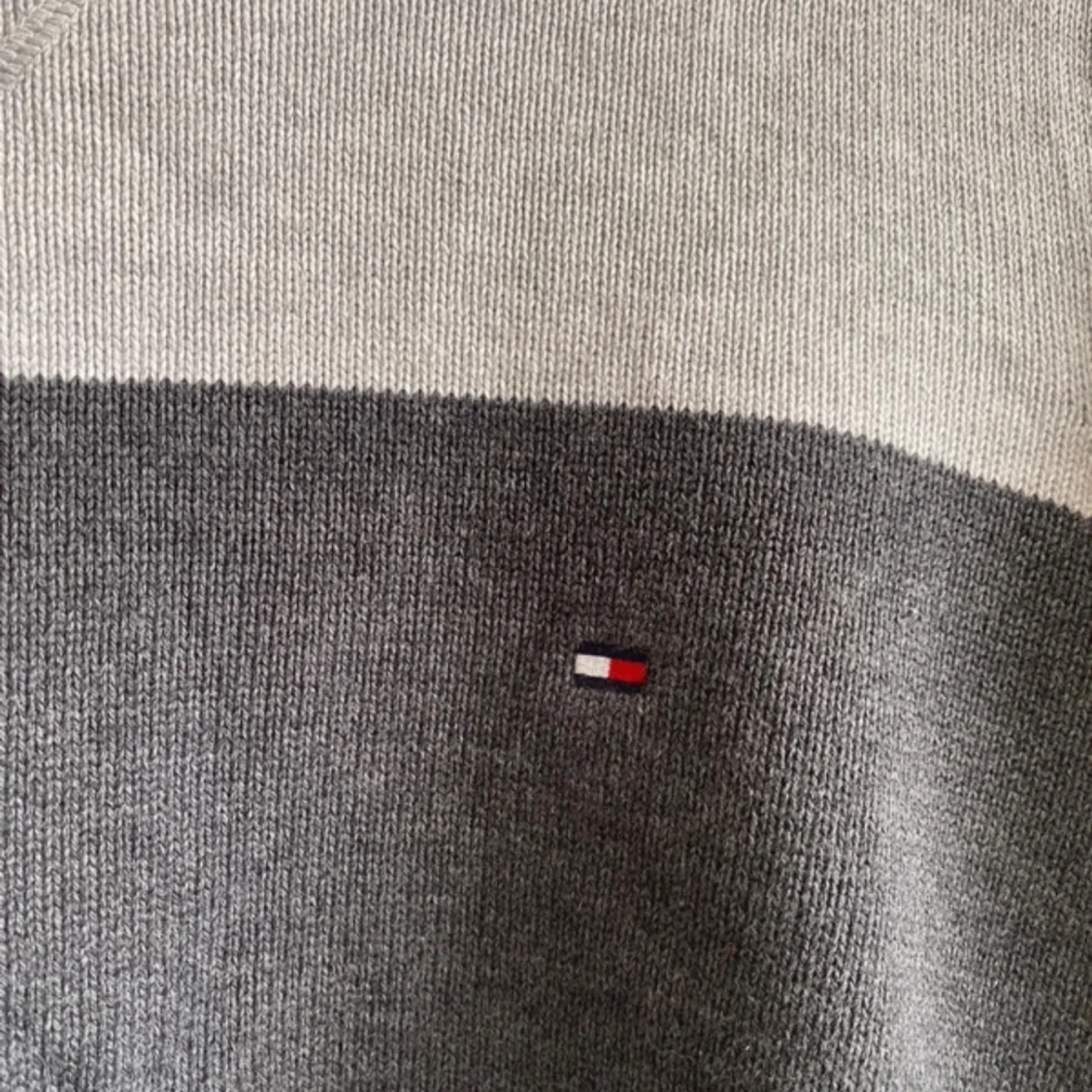 Grå stickad Tommy tröja storlek M - 91