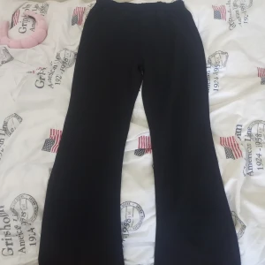 Flare byxor  - Säljer ett par oanvänd flare byxor i strl M. Dem är endast testade. Dock har vi spretsat upp dem längst ner då jag ville att dem skulle bli längre. Men dem passade fortfarande inte mig. Men det är inget som syns. Säljer dem för 80kr, pris = diskutera