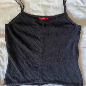 Svart mönstrat linne - Söt svart topp med mönster, köpt second hand men fint skick, strl M men passar även som S