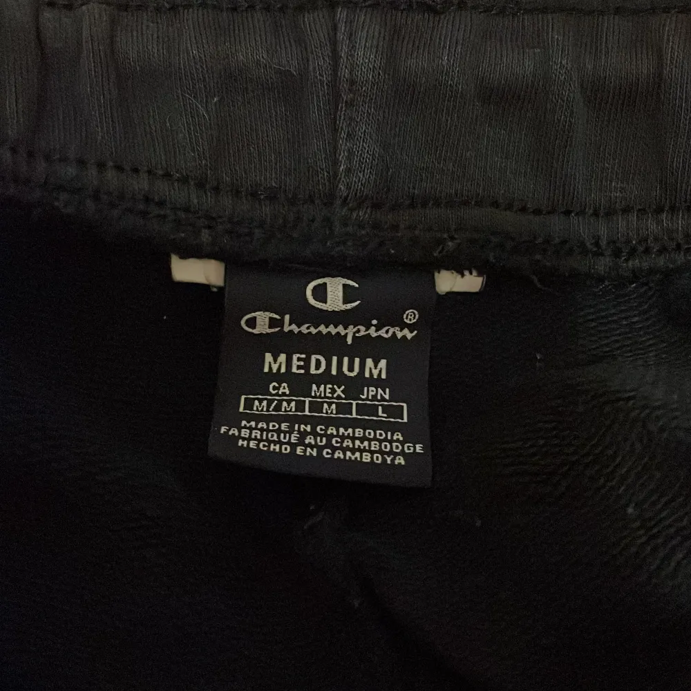 Marinblåa Champion mjukisbyxor, fint men använt skick. Storlek medium men skulle säga att dem mer är som S . Jeans & Byxor.