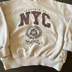 Tjocktröja - Väldigt skön beige tjocktröja med tryck. Skriv för mer info!❤️