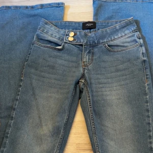 Jeans - Snygga lågmidjade bootcut jeans med 2 knappar. Använda 1 gång. 