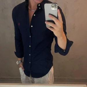Ralph Lauren skjorta - Hej, säljer nu min fina Ralph Lauren skjorta storlek S slimfit men passar också M. Den är i nyskick och kommer vara otroligt snygg i sommar. Nypris 1500kr! Vi kommer att sälja liknande produkter nu i sommar så glöm inte följa profilen!🌊🍾