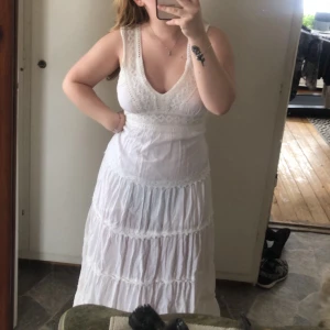 Trendig långklänning - Säljer denna trendiga och somriga långklänning!💓