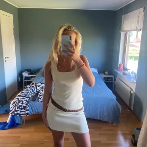 Ljusgul klänning från H&M. - Ljusgul, ribbad klänning från H&M. Sparsamt använd. Sann till storlek. 