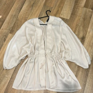 Beige blus  - Beige blus i st M använd en gång 