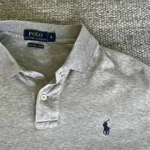 Polo ralph lauren pike - Väldigt fin och snygg polo ralph lauren pike som även har ett väldigt skönt material. Passar perfekt inför sommaren, men kan även funka andra årstider! Vid fler frågor är det bara att höra av sig. (Inga defekter eller liknande) 