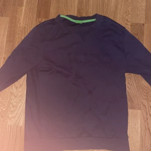 Hugo boss - Säljer min Hugo boss sweatshirt i storlek S. Den är i en bra skick. Pris kan diskuteras.