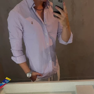 Ralph Lauren skjorta - Hej, säljer nu min fina Ralph Lauren skjorta storlek M slimfit. Den är i nyskick och kommer vara otroligt snygg i sommar. Nypris 1500kr! Vi kommer att sälja liknande produkter nu i sommar så glöm inte följa profilen!🌊🍾