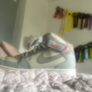 Nike Air jordans   - Säljer dessa jordans då dem är lite för stora för mig! Storlek 41-42! Pris kan diskuteras! Dem är i fint skick!!!👌💯🌸