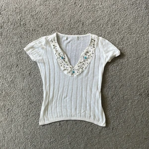 Vintage topp  - Bra skick! Storlek står ej, passar nog m bäst om man vill att den ska sitta tight (skyltdockan är en s)💗den är lite croppad så slutar ungefär lite över naveln beroende på hur lång man är! 