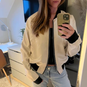 Bomber jacka - Vit bomber jacka, passar en S/M. 