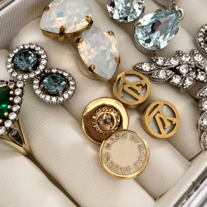 Marc Jacobs studs örhängen  - I guld och cream vitt  Använda men nyskick  Pluppar i original kvar 