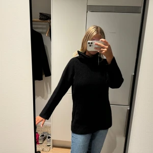 Davida Kashmir tröja - Gör härlig tröja med ”halvpolo” från Davida i 100% Kashmir.  Storlek S/M. Använd ett fåtal ggr och är i mycket bra skick. ✨ Nypris ligger runt 3000kr.  Hör av dig om du vill ha fler bilder eller annan information.  