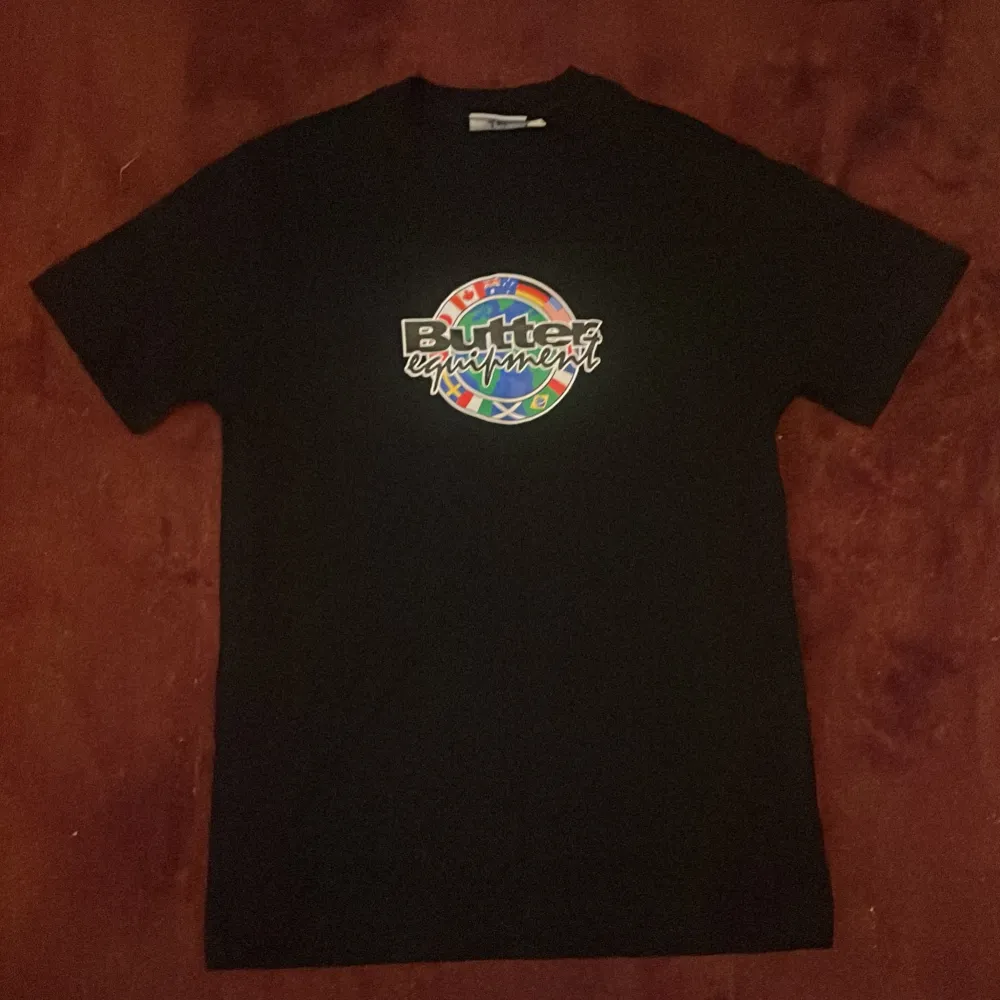 En väldigt snygg butter equipment t shirt köpt från junkyard.  Kond är 10/10 nästan som ny. Nypris 500kr. Priset är ej hugget i stenen. Hör av er vid funderingar!. T-shirts.