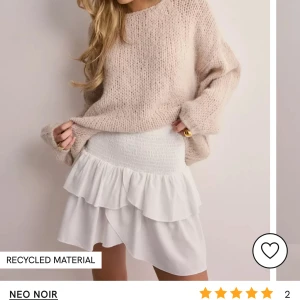 Vit volang kjol  - Oanvänd med prislapp kvar på, storlek 38, modellen på bilden har 36. Från Nelly. Ordinarie pris 449kr