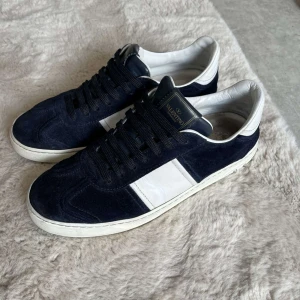 Valentino flycrew - Intressekoll! Storlek: 41 Färg: navy Skick: 9/10